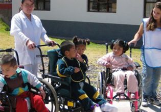 阿根廷残疾儿童支援-自2003年以来，超过20,000名快乐志愿者＂>
                 </div></a>
               </div>
               <div class=