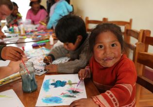 秘鲁街头儿童-自2003年以来，超过20,000名快乐志愿者＂>
                 </div></a>
               </div>
               <div class=