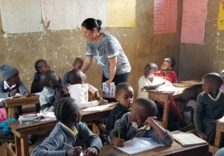 在肯尼亚教英语-自2003年以来，超过20,000名快乐志愿者