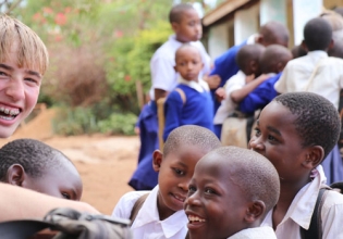 在乌干达教英语-自2003年以来，超过20,000名快乐志愿者”>
                 </div></a>
               </div>
               <div class=