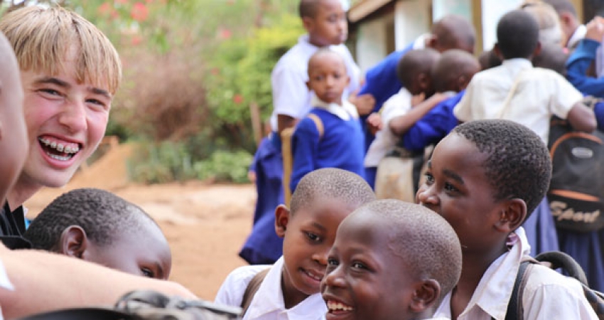 在乌干达教英语-自2003年以来，超过20,000名快乐志愿者