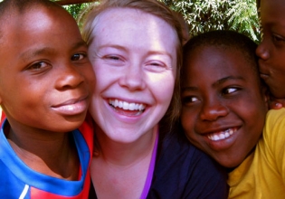 乌干达孤儿院-自2003年以来，超过20,000名快乐志愿者