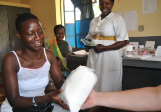 乌干达医疗-自2003年以来，超过20,000名快乐志愿者