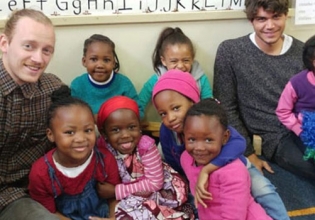 津巴布韦孤儿院-自2003年以来，超过20,000名快乐的志愿者