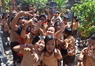 在巴厘岛教英语-自2003年以来，超过20,000名快乐志愿者