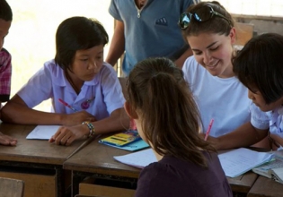 柬埔寨孤儿院工作-自2003年以来，超过20,000名快乐志愿者＂>
                 </div></a>
               </div>
               <div class=