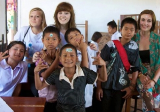 在柬埔寨教英语-自2003年以来，超过20,000名快乐志愿者＂>
                 </div></a>
               </div>
               <div class=