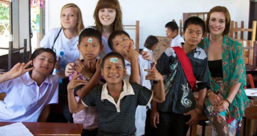 在柬埔寨教英语-自2003年以来，超过20,000名快乐志愿者
