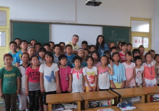 在中国教英语——自2003年以来，超过2万名快乐志愿者”>
                 </div></a>
               </div>
               <div class=
