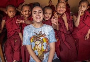 自2003年以来，超过20,000名快乐的志愿者在尼泊尔教导佛教僧侣”>
                 </div></a>
               </div>
               <div class=