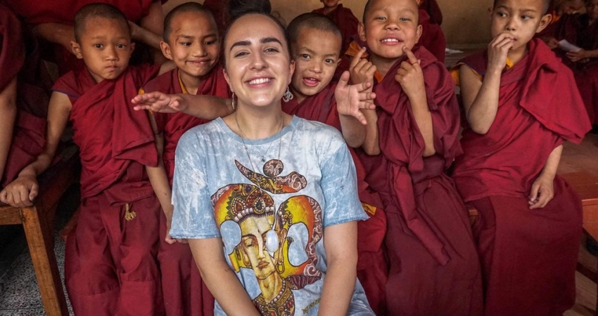 自2003年以来，超过20,000名快乐的志愿者在尼泊尔教导佛教僧侣
