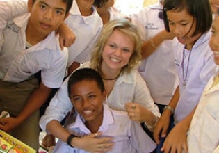 自2003年以来，超过20,000名快乐志愿者在泰国教英语