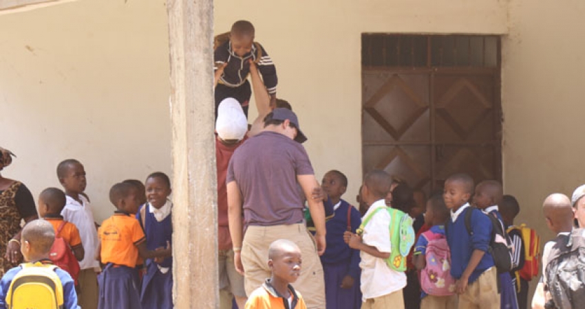 乌干达孤儿院义工-自2006年起超过22,000名快乐义工