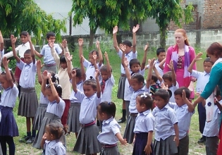 尼泊尔支教——自1998年以来，已获得18000名志愿者的信赖＂>
                 </div></a>
               </div>
               <div class=