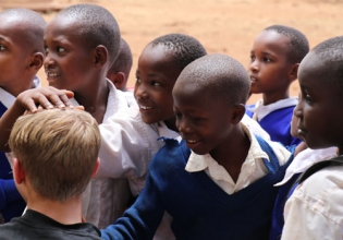 加纳志愿者孤儿院-自1998年以来，受到18000名志愿者的信赖＂>
                 </div></a>
               </div>
               <div class=