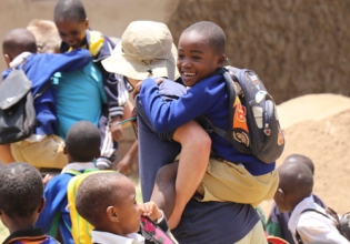 乌干达孤儿院志愿者——自1998年以来，得到18000名志愿者的信任＂>
                 </div></a>
               </div>
               <div class=