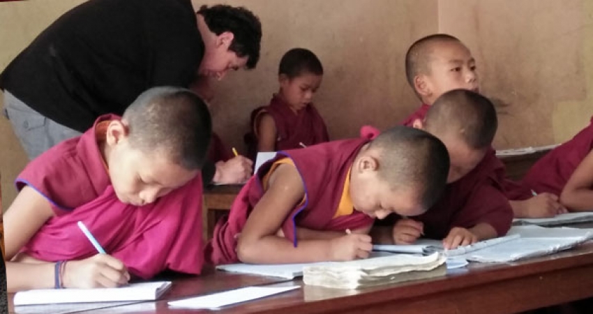 在尼泊尔教佛教僧侣实习-自2003年以来最低的费用和信任