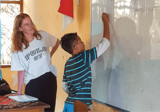 在洛维纳-巴厘岛的教学义工计划