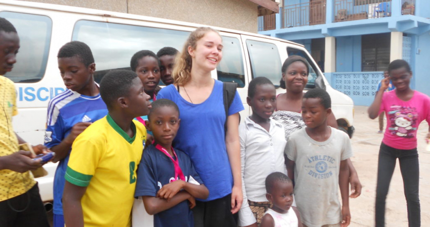 加纳儿童看护志愿者-最低费用和高影响力项目