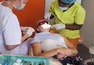 协助加纳的牙科护理-最低费用和高影响力的项目＂>
                 </div></a>
               </div>
               <div class=