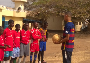 加纳志愿者足球教练-最低费用和高影响项目＂>
                 </div></a>
               </div>
               <div class=