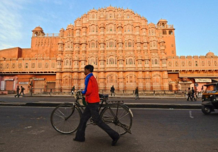 Exclusive North India with Varanasi (Delhi-Jaipur-Agra-Orcha-Kamasutra Temple)